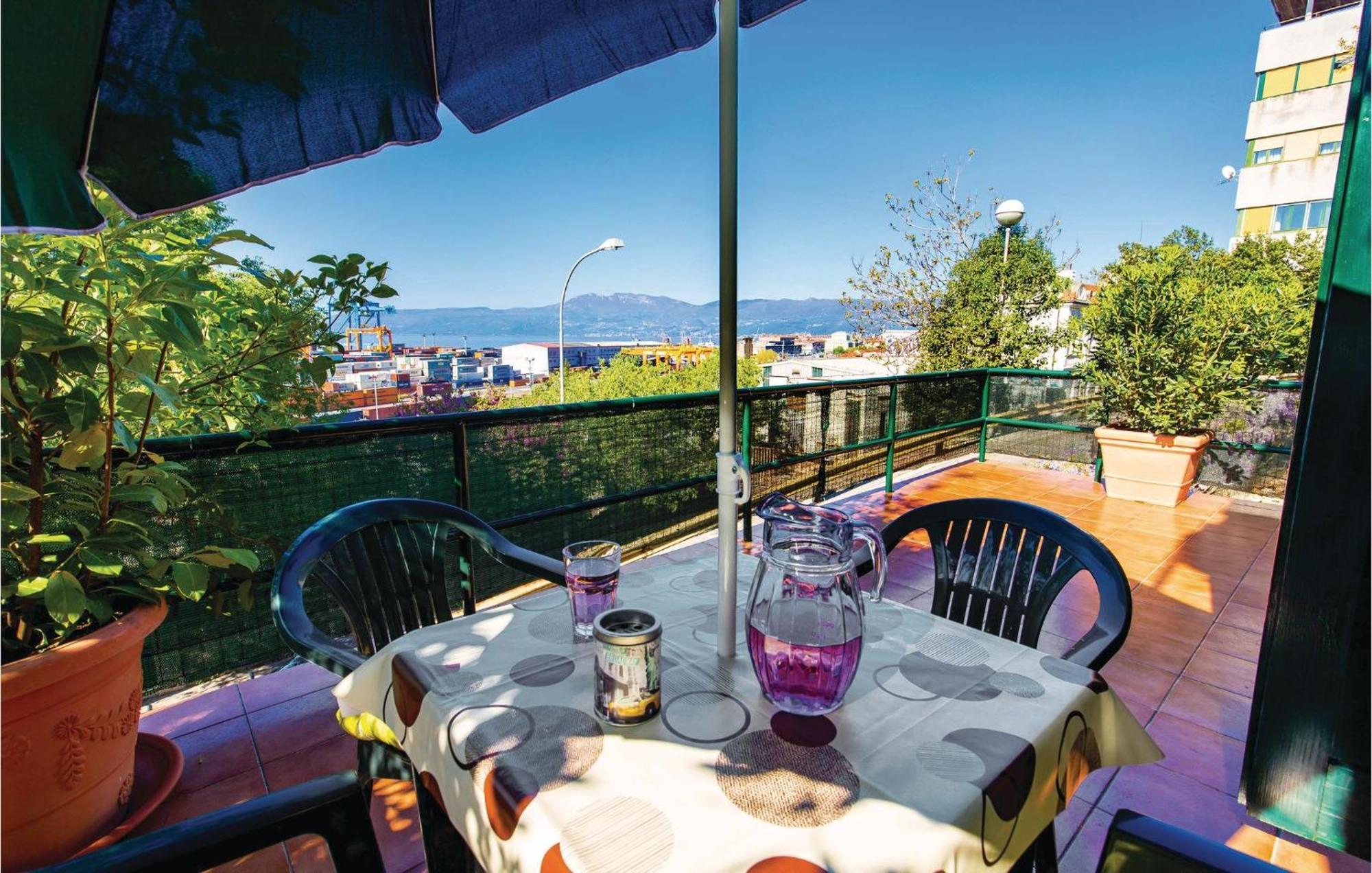 Amazing Apartment In Rijeka With Wifi Luaran gambar